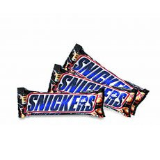 SNICKERS BATON Z NUGATOWYM NADZIENIEM I ORZESZKAMI ZIEMNYMI W KARMELU I CZEKOLADZIE 50 G